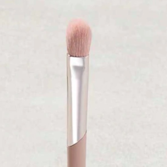 Fenty Beauty by Rihanna
Precision Blending Eyeshadow Brush 230 - Picture 12 of 13